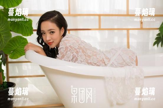 GIRLT果团网 - 莫雅淇的裤里丝：美图中的小惊喜和大尴尬！壁纸该怎么换呢？