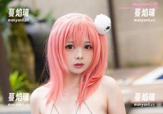 Hachi小芭白裙秀，绝对是“美图”届的流行风向标，不用说，肯定要做壁纸。