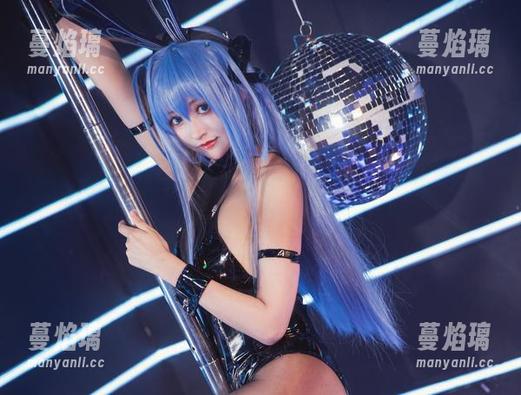 Luisa_零纱 Luisa_零纱的眼镜像极了她的写真作品集,轻柔又让人想靠近!