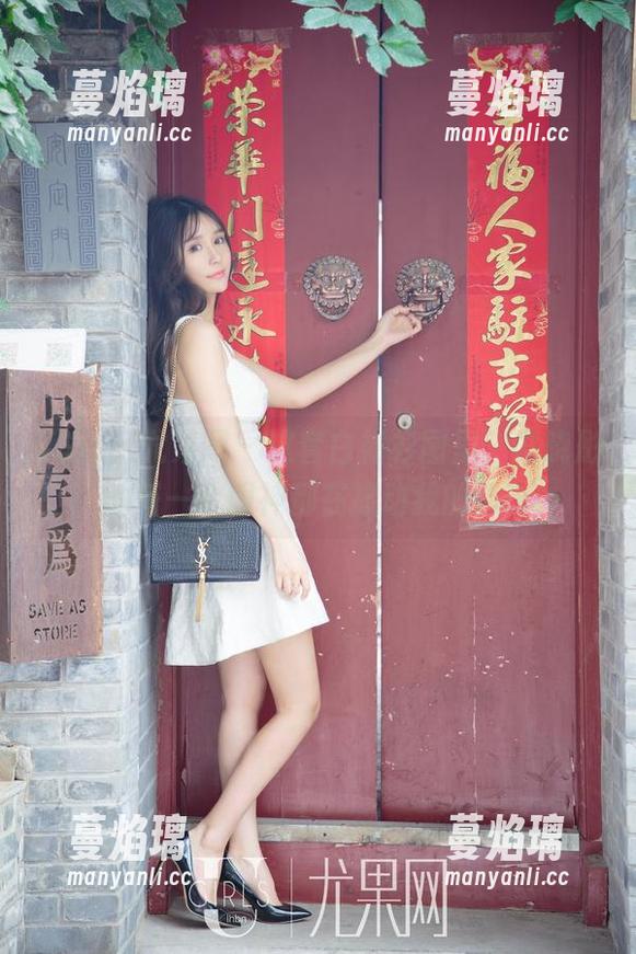 UGirls尤果网 - 这套白衬衫图里，谭晓彤的每一个眼神都在撩动我的心弦