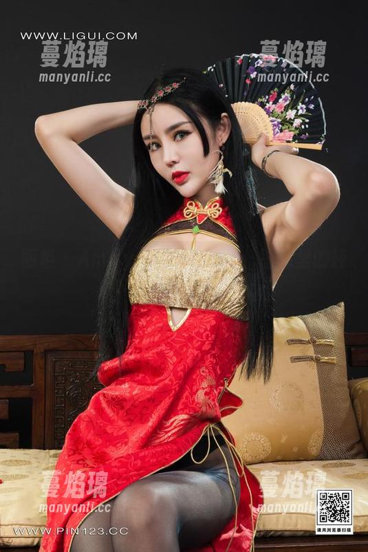 丽柜-Amily 丽柜 - Amily与她的比基尼:图库里的轻松午后