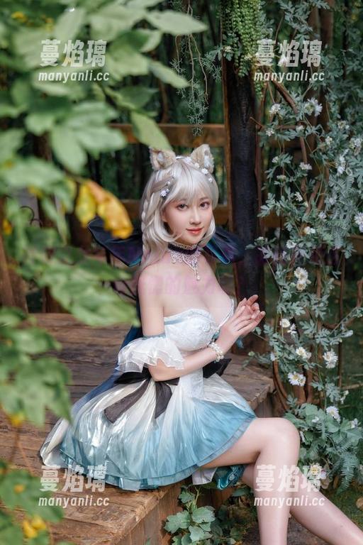 年年Nnian 神明之女年年Nnian的写真,谁能拒绝这份恍惚的魅力呢?