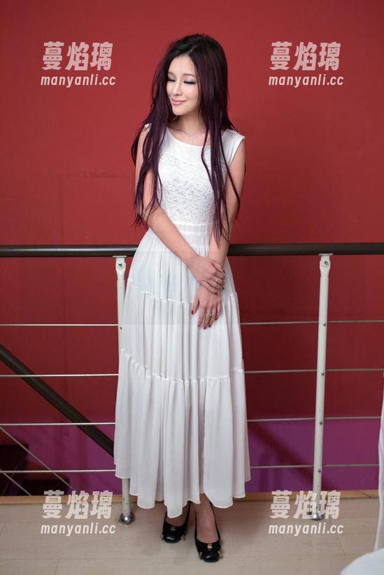 推女郎 - 王依萌修女合集在这里，在线等你来一起感受那种混乱的美！
