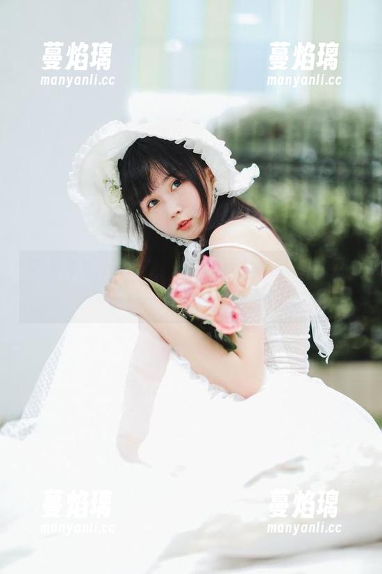 不得不说，是依酱吖的女仆套装让这组写真有了神秘感！