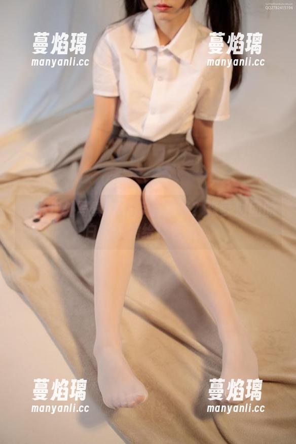 谁说户外写真不能带点暧昧？森萝财团的白丝短裙给你答案。