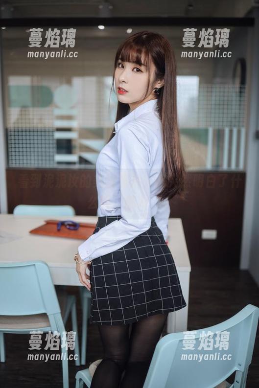 泥泥汝 看到泥泥汝的美脚照片,我突然明白了什么叫‘魅力’。