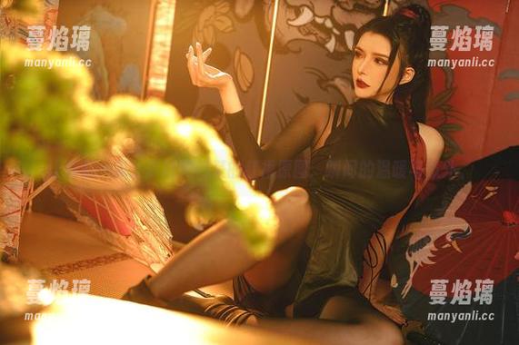 让我们一起分享秋和柯基的红裙原图：瞬间的温暖与意外。