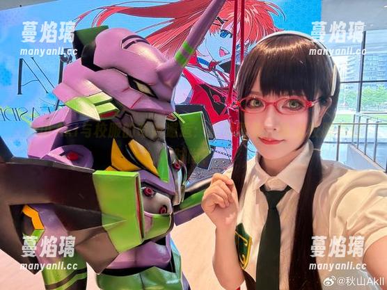 秋山AkI与校服的奇妙邂逅：高清图集，谁说校服不能时尚？