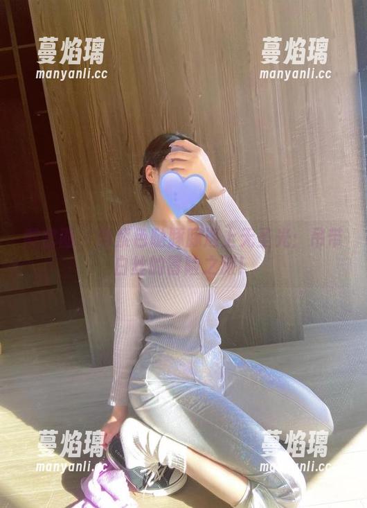 紫色哒豚豚 微密圈 - 当紫色哒豚豚遇上无圣光:吊带白丝的冒险之旅!