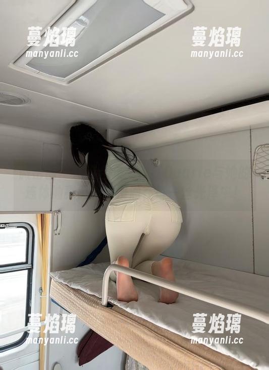 微密圈 - 精选合集：脸红Dearie与她的连体油亮黑丝，浸润在每一丝光泽中！