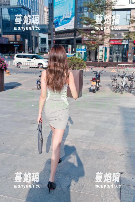 魔镜街拍 - 婷婷的私拍时间：包臀灰裙和薄丝OL的午后闲聊，真是个好点子！