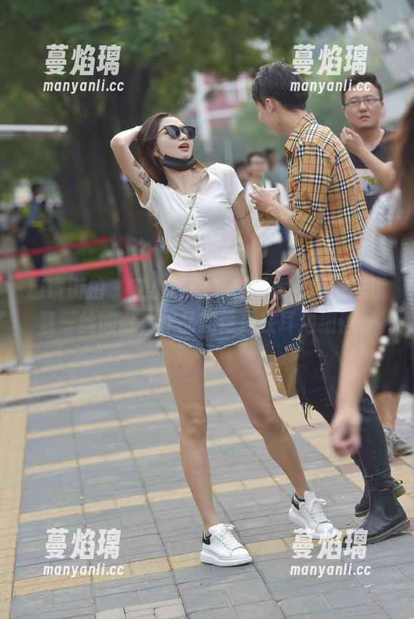 魔镜街拍 - 艾小青的毛衣画报，原图里透着一丝懒散，作品就像是在耳边细语。