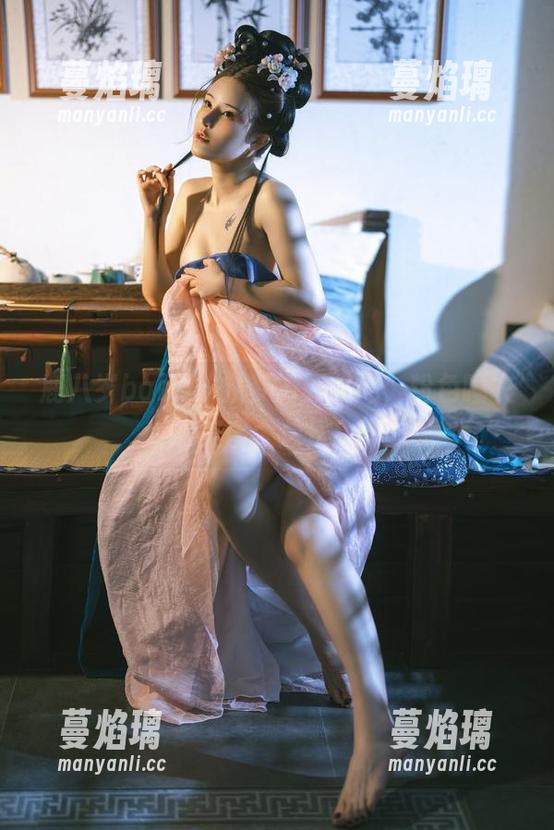 鹿八岁baby：从梦游到炫酷，粉色睡衣美图大放送！